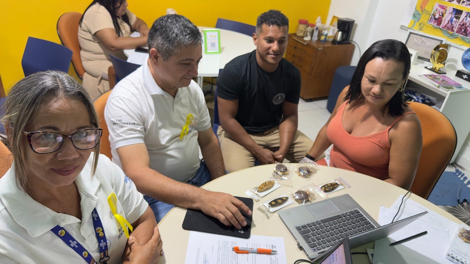 Equipe em ação na sala do empreendedor